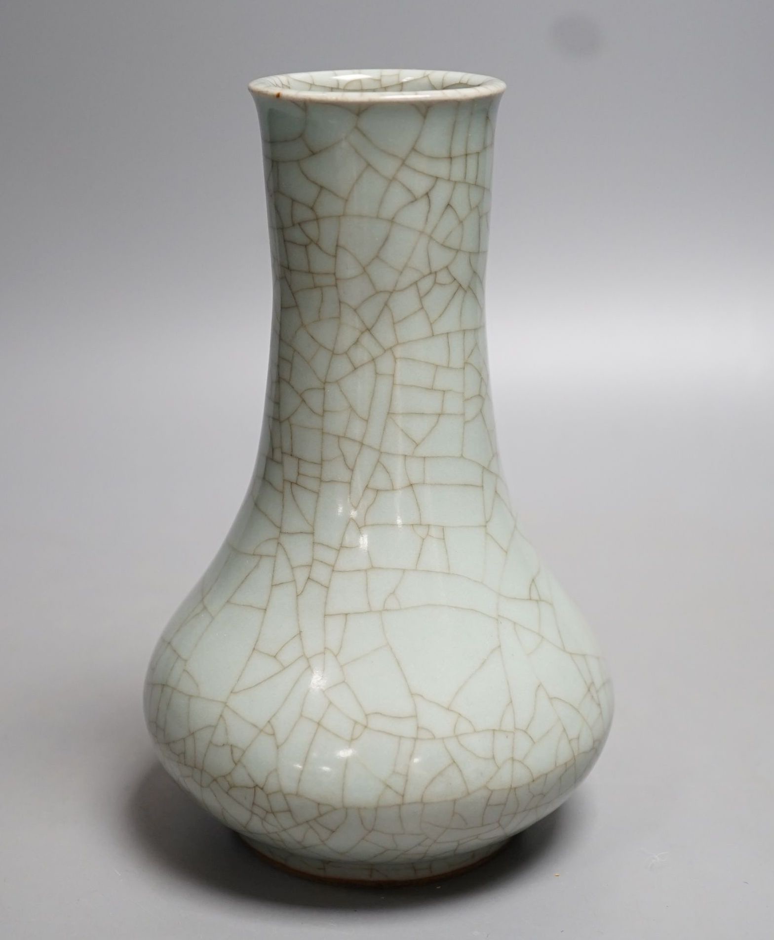 A Chinese crackle glaze vase 17cm